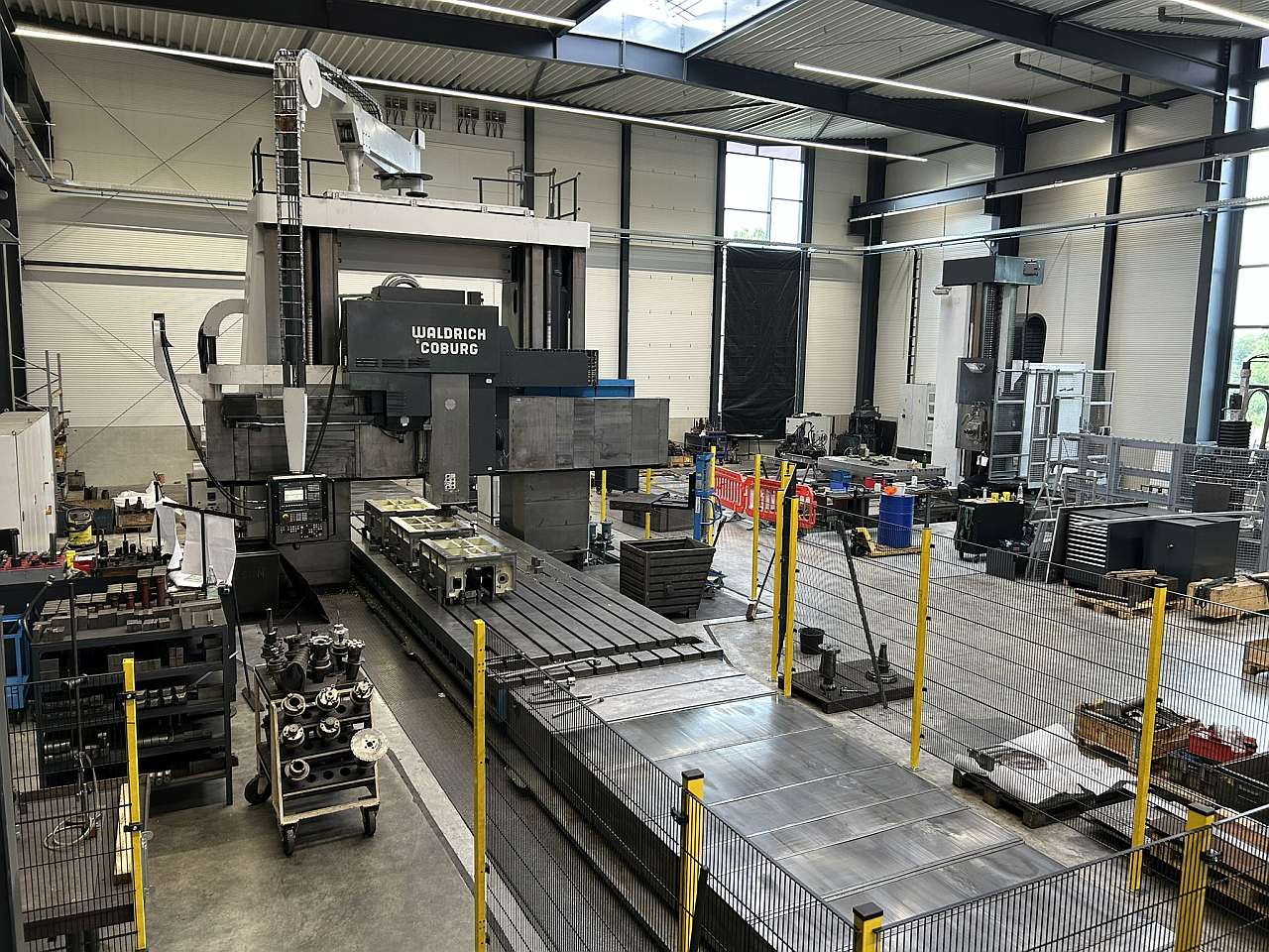 Maschinenhalle der Metaspan GmbH mit Portalfräsmaschine